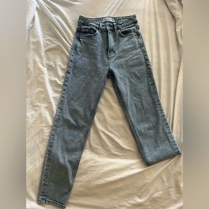 Mom slim fit lighter washed jeans from Stradivarius